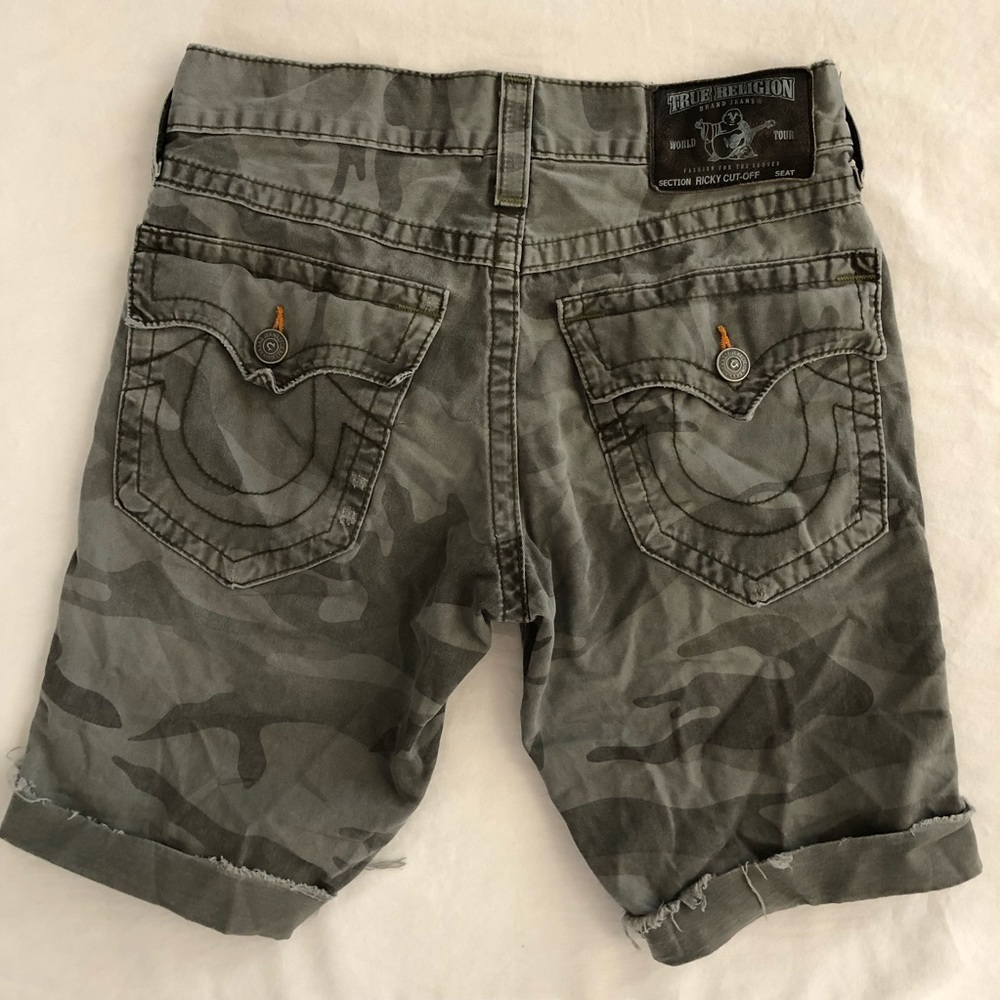 TRUE RELIGION mens RICKY CUTOFF Camo Shorts 30